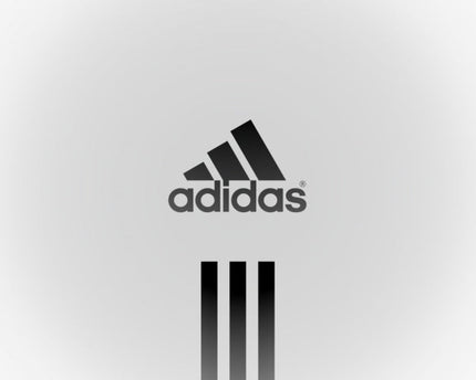 Logo adidas nero con tre strisce su sfondo grigio chiaro in collezione adidas