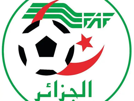 Emblema della federazione calcistica algerina con pallone bianco e nero, mezzaluna e stella rossa e testo arabo