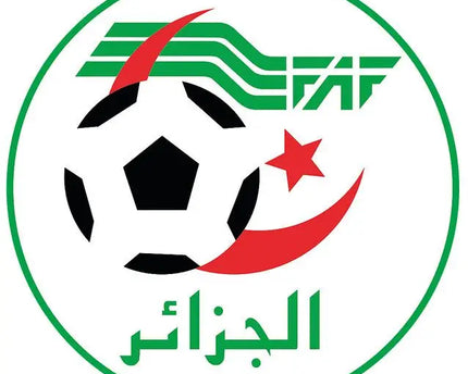 Emblema della federazione calcistica algerina con pallone bianco e nero, mezzaluna e stella rossa e testo arabo