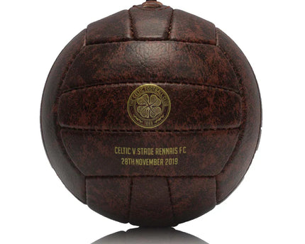 Pallone da calcio vintage in pelle marrone con stemma celtic fc dorato e dettagli partita nella collezione altri club retro