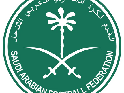 Emblema circolare verde con palma bianca e spade incrociate con scritta araba e federazione calcio saudita