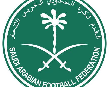 Emblema circolare verde con palma bianca e spade incrociate con scritta araba e federazione calcio saudita