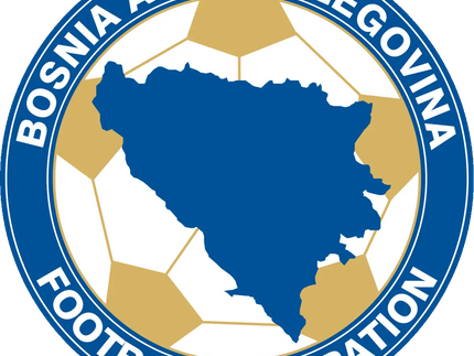 L’emblema ufficiale della federazione di calcio di bosnia ed erzegovina con mappa blu e pallone bianco oro