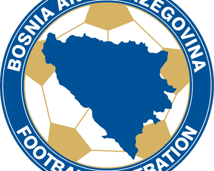 L’emblema ufficiale della federazione di calcio di bosnia ed erzegovina con mappa blu e pallone bianco oro