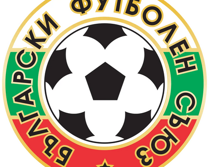 L’emblema bulgaria con pallone da calcio bianco e nero e testo cyrillico dorato su bande verdi e rosse