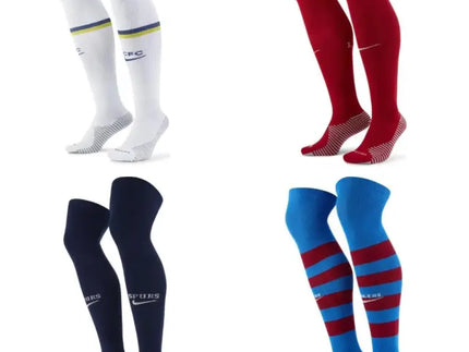 Quattro paia di calzettoni nike da calcio in bianco, rosso, blu navy e blu con strisce bordeaux
