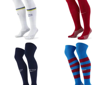 Quattro paia di calzettoni nike da calcio in bianco, rosso, blu navy e blu con strisce bordeaux