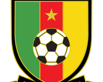 L’emblema ufficiale della nazionale di calcio del camerun con scudo tricolore e pallone da calcio classico.