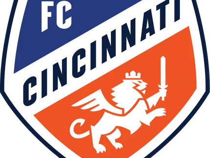 Lo stemma del fc cincinnati mostra un leone alato bianco con spada su campo arancione e nome squadra in blu navy