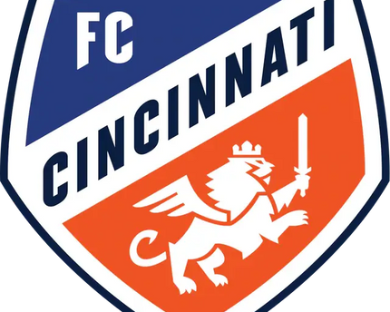 Lo stemma del fc cincinnati mostra un leone alato bianco con spada su campo arancione e nome squadra in blu navy