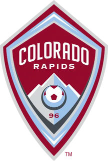 Logo colorado rapids con scudo bordeaux e azzurro chiaro con scritte bianche e pallone da calcio al centro
