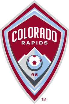 Logo colorado rapids con scudo bordeaux e azzurro chiaro con scritte bianche e pallone da calcio al centro