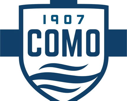 Logo a forma di scudo blu e bianco con 1907 sopra como e linee ondulate stilizzate sotto nella collezione COMO