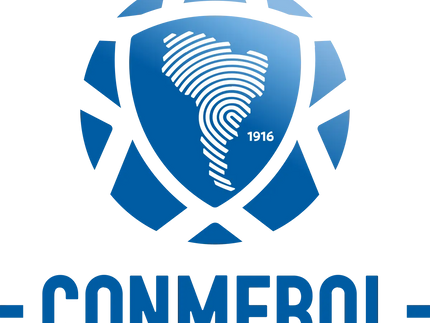 Logo blu a forma di scudo con impronta bianca del sud america anno 1916 e scritta conmebol in blu