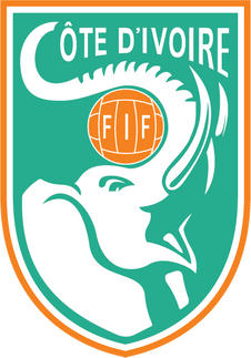 Il logo costa d’avorio presenta un elefante bianco con un pallone da calcio arancione e le iniziali fif su uno scudo turchese bordato di arancione.