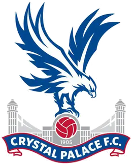 Il logo presenta un’aquila stilizzata blu e bianca sopra un pallone rosso con la scritta crystal palace f.c.