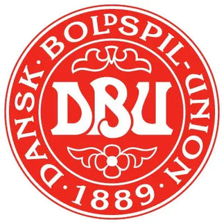 Logo rosso circolare con lettering bianco e decorazioni con dbu al centro nella collezione danimarca