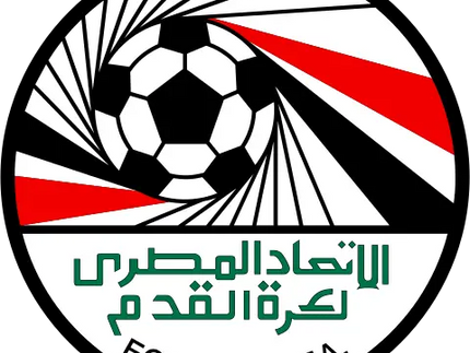 Il logo presenta un pallone da calcio stilizzato bianco e nero con strisce diagonali rosse su sfondo nero nella collezione Egittto.