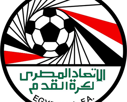 Il logo presenta un pallone da calcio stilizzato bianco e nero con strisce diagonali rosse su sfondo nero nella collezione Egittto.