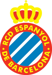 L’emblema espanyol con corona gialla sopra un design circolare con strisce diagonali blu e bianche e lettere rosse