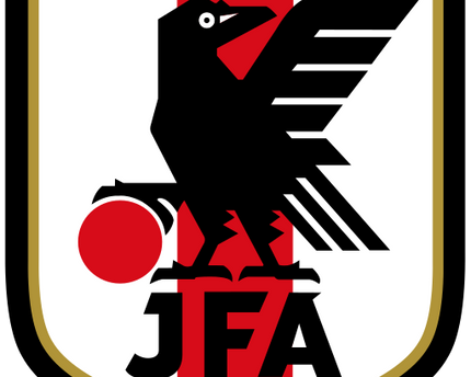Emblema ufficiale della japan football association con uccello nero su scudo rosso e bianco nella collezione giappone