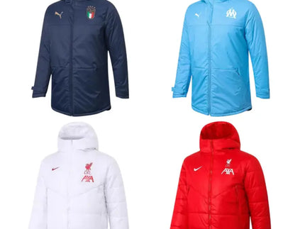 Quattro giubbotti invernali imbottiti con cappuccio nei colori blu navy, azzurro, bianco e rosso con logo team.