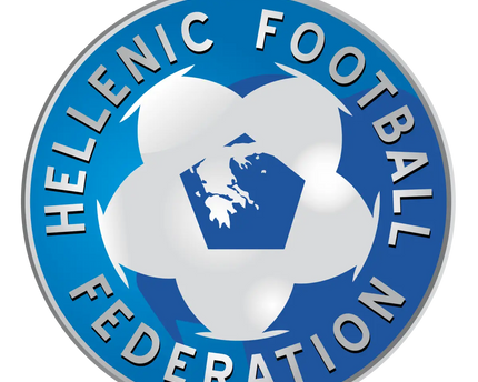 Logo circolare della federazione calcistica ellenica con pallone bianco stilizzato e mappa della Grecia blu