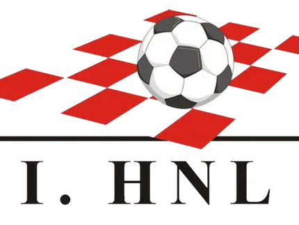 Pallone da calcio classico bianco e nero con design a pannelli tradizionali sopra bandiere a scacchi rosse hnl