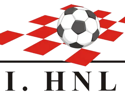 Pallone da calcio classico bianco e nero con design a pannelli tradizionali sopra bandiere a scacchi rosse hnl
