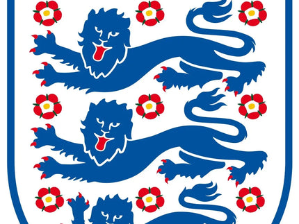 Lo stemma ufficiale della nazionale inglese di calcio con tre leoni blu e rose rosse su uno scudo bianco.