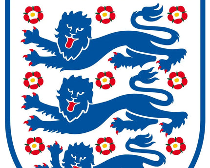 Lo stemma ufficiale della nazionale inglese di calcio con tre leoni blu e rose rosse su uno scudo bianco.
