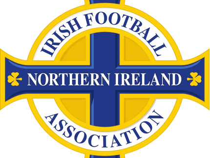 Il logo ufficiale dell associazione calcistica irlandese nordirlandese con croce celtica blu e gialla e trifogli