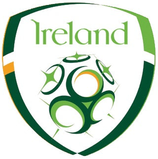 Logo irlanda a forma di scudo verde e bianco con la scritta ireland sopra un pallone da calcio stilizzato