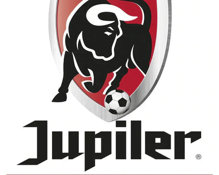 Il logo della jupiler league mostra un toro stilizzato nero e bianco su uno scudo rosso con bordi argento metallizzato