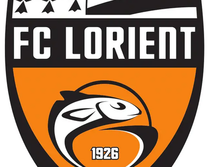 Il crest ufficiale del fc lorient con scudo a strisce orizzontali bianche e nere sopra campo arancione con pesce stilizzato