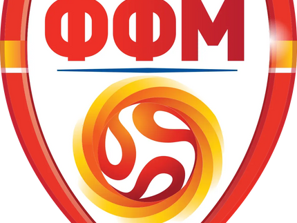 Logo a scudo rosso e bianco con lettere cirilliche ffm sopra un pallone da calcio stilizzato arancione e giallo in macedonia del nord