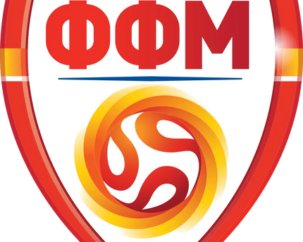 Logo a scudo rosso e bianco con lettere cirilliche ffm sopra un pallone da calcio stilizzato arancione e giallo in macedonia del nord