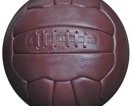 Pallone da calcio vintage in pelle marrone con pannelli cuciti e cucitura centrale collezione maglia retro di club