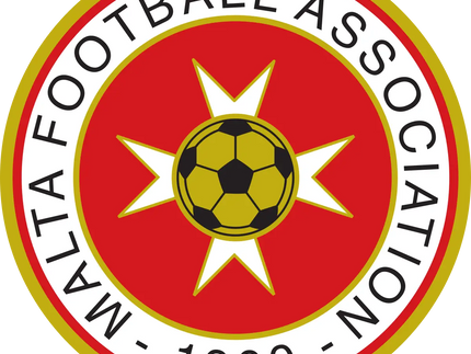 L’emblema della associazione calcistica di malta con palla da calcio dorata su sfondo rosso e decorazioni bianche e oro
