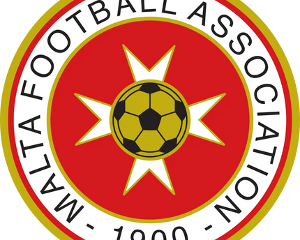 L’emblema della associazione calcistica di malta con palla da calcio dorata su sfondo rosso e decorazioni bianche e oro