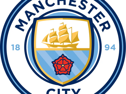 Logo del Manchester City con nave dorata su onde bianche e blu sopra una rosa rossa nel cerchio blu navy