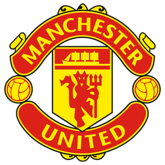 Lo stemma iconico del manchester united con il diavolo rosso su scudo giallo e palloni dorati ai lati