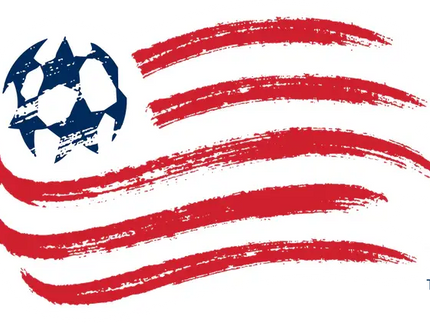 Sticker stilizzato della bandiera americana con strisce rosse e bianche a pennellate e pallone da calcio blu new england revolution