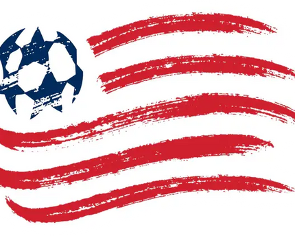 Sticker stilizzato della bandiera americana con strisce rosse e bianche a pennellate e pallone da calcio blu new england revolution