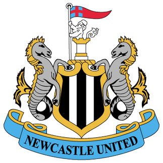 Lo stemma del newcastle united presenta uno scudo a strisce verticali nere e bianche con due ippocampi grigi e bandiera rossa e blu.
