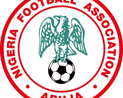 L’emblema della nigeria football association con un’aquila verde su un pallone da calcio e testo rosso intorno