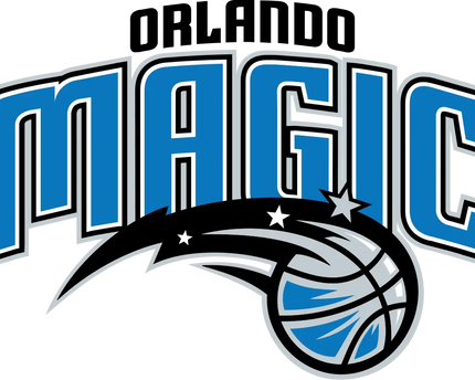 Logo orlando magic con scritta blu con contorno argentato e pallone da basket stilizzato in movimento