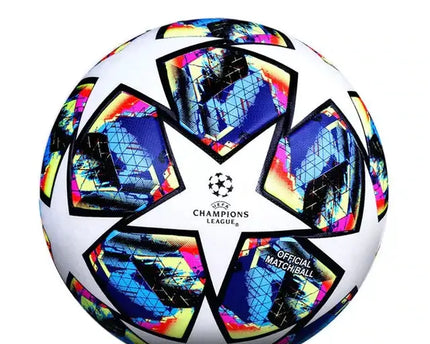A pallone da calcio bianco con motivo geometrico iridescente blu multicolore ufficiale champions league.