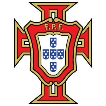 Cresta della federazione portoghese di calcio rossa e oro con scudo e cinque scudi blu su sfondo bianco collezione portogallo