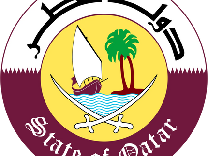L’emblema ufficiale dello stato del qatar con cerchio giallo, spade incrociate bianche, dhow tradizionale e palma